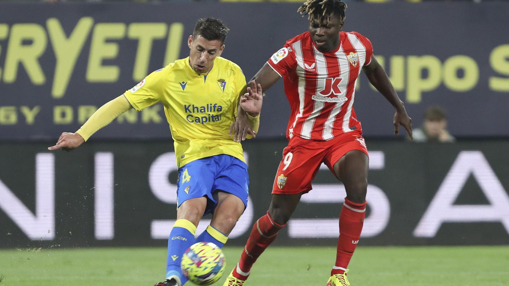 Rubén Alcaraz golpea al balón en el Cádiz - Almería.