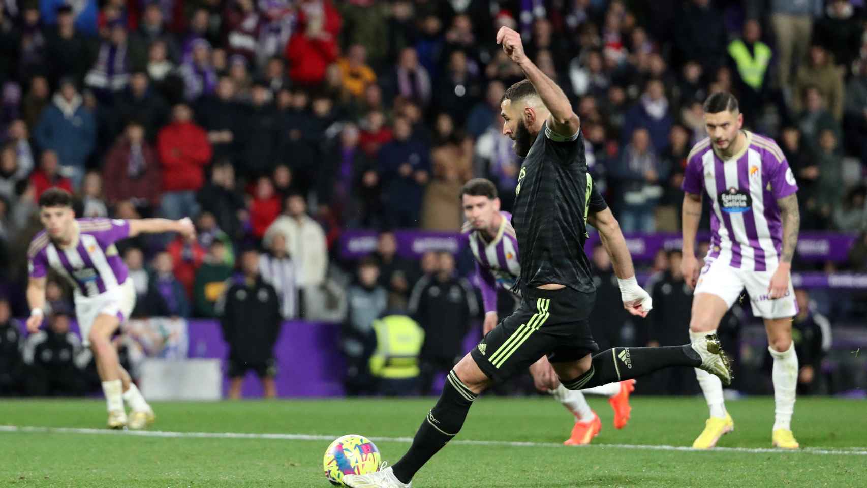 Benzema ejecuta el penalti para marcar el primer gol ante el Valladolid.