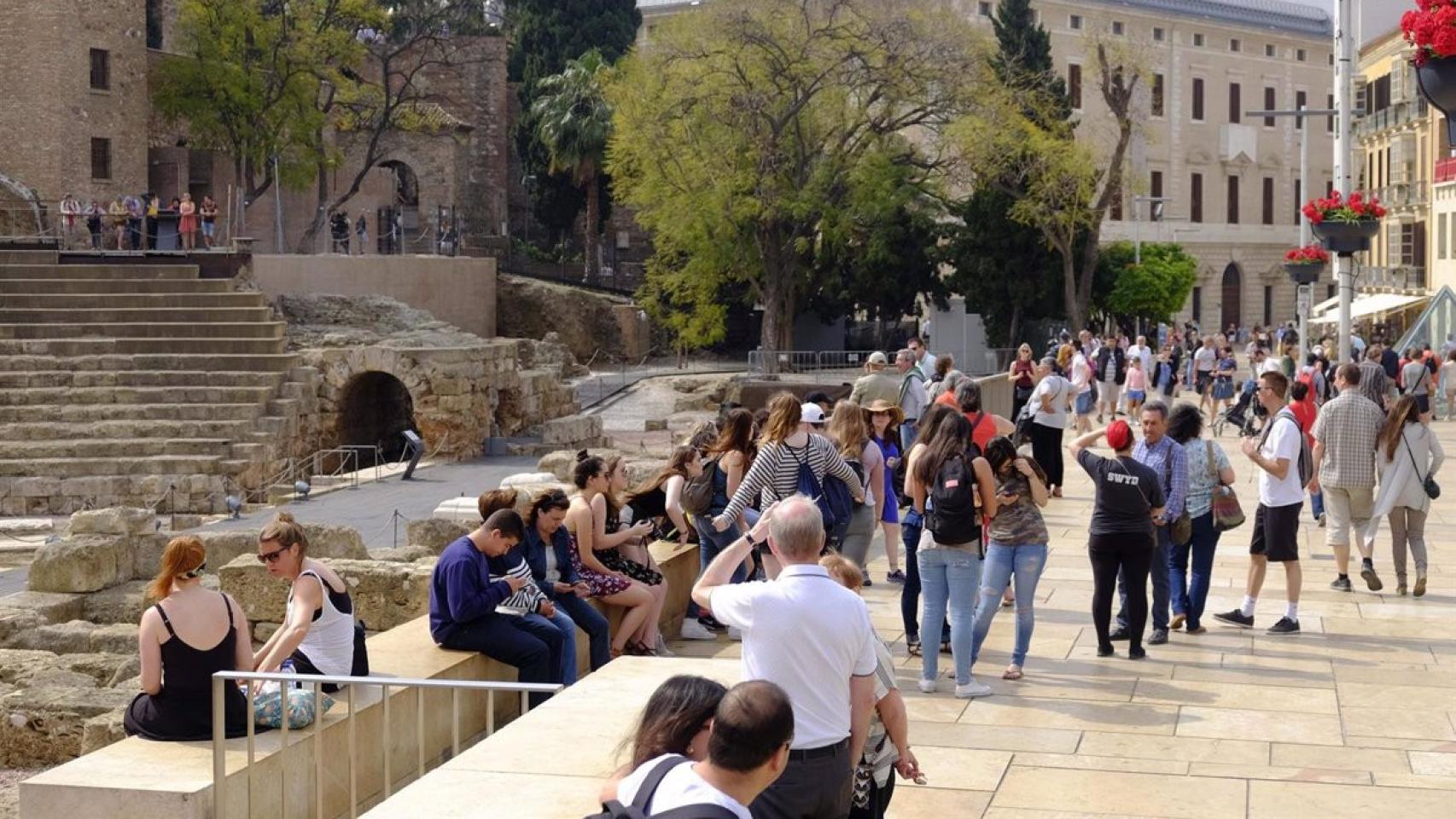 Decenas de turistas en la calle Alcazabilla de Málaga.