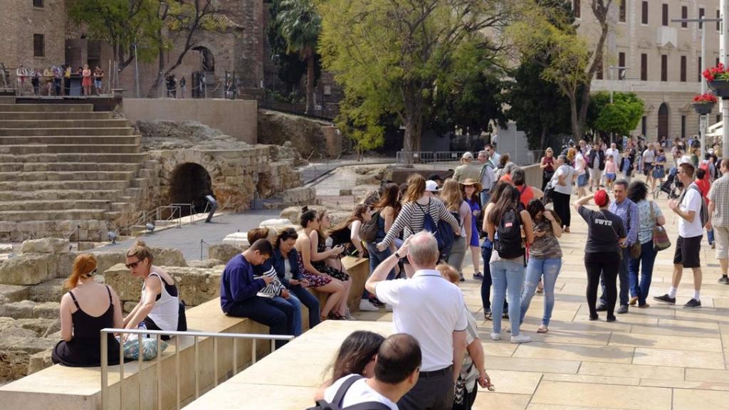 Decenas de turistas en la calle Alcazabilla de Málaga.