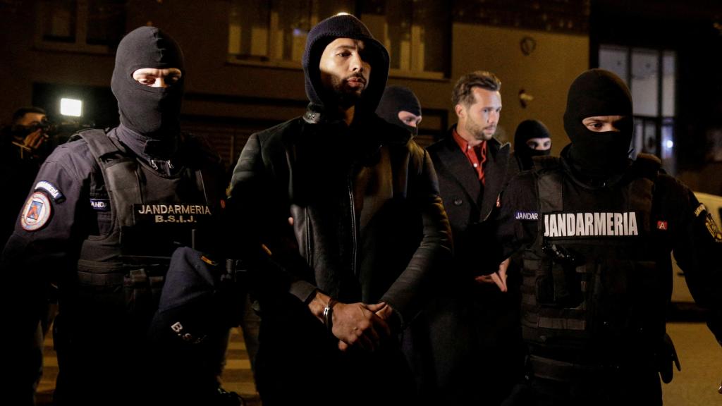 Andrew Tate y Tristan Tate en el momento de su detención en Bucarest, Rumanía.