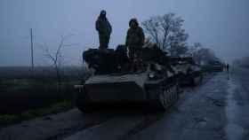 Militares ucranianos sobre un tanque en una carretera de Jersón