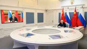 El presidente de Rusia, Vladimir Putin, mantiene conversaciones con el presidente de China, Xi Jinping, a través de un enlace de vídeo desde Moscú, Rusia, el 30 de diciembre de 2022.