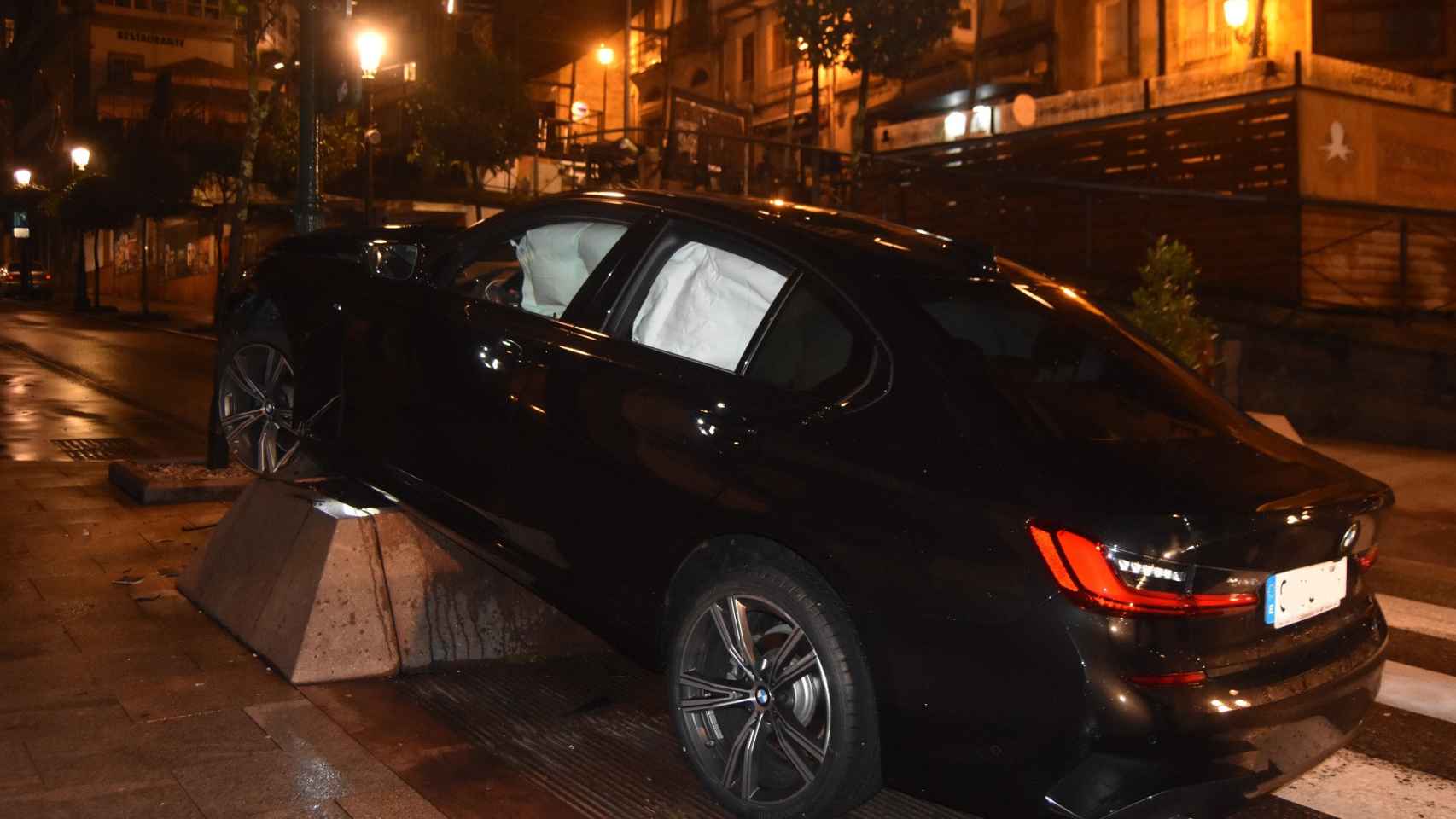 Coche accidentado en la calle Carral de Vigo.