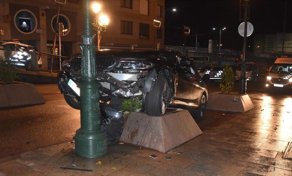 Coche accidentado en la calle Carral de Vigo. Foto: Policía Local