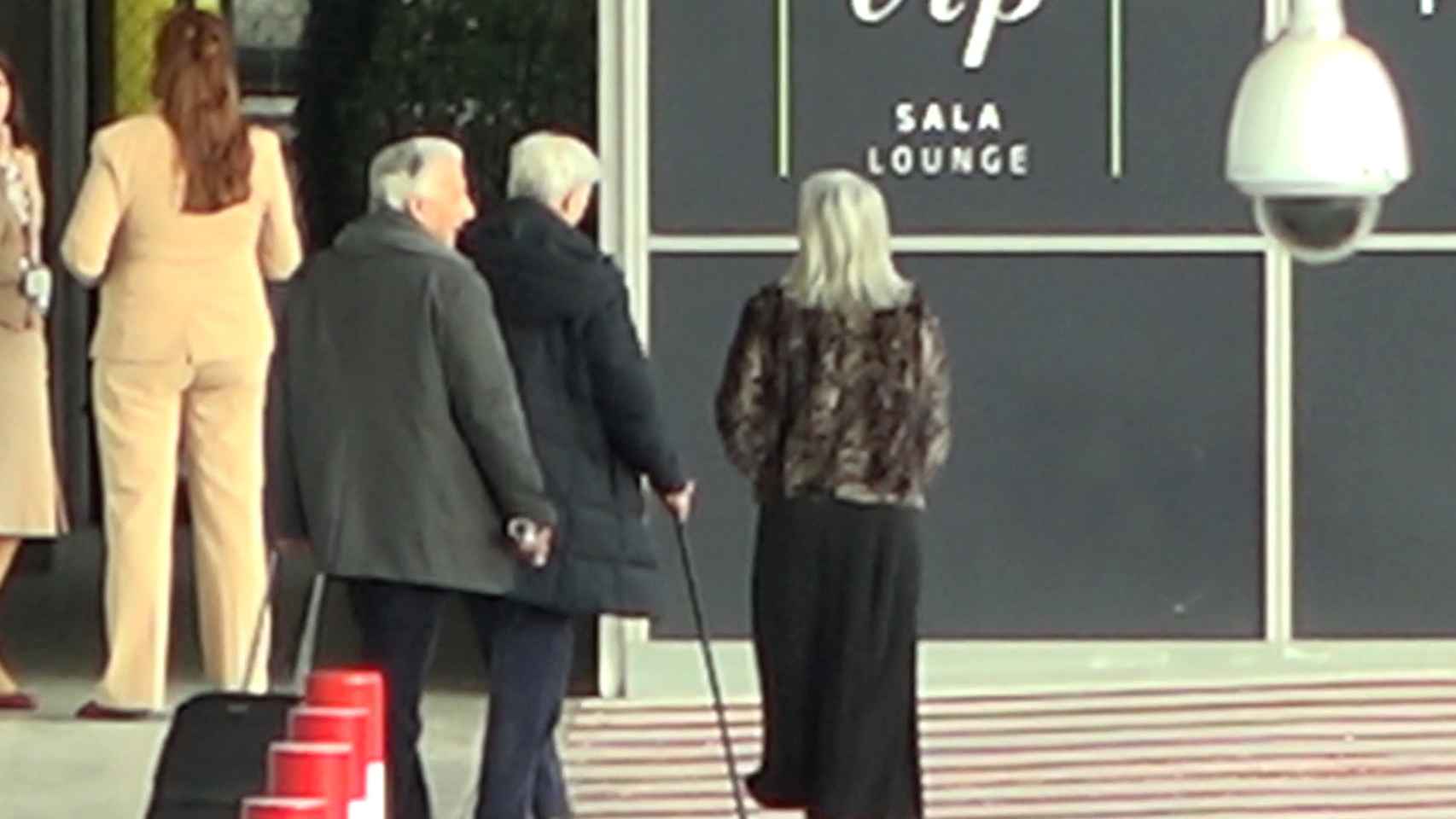 Mario Vargas Llosa llegando al aeropuerto de Madrid, en compañía de su hijo mayor, Álvaro.