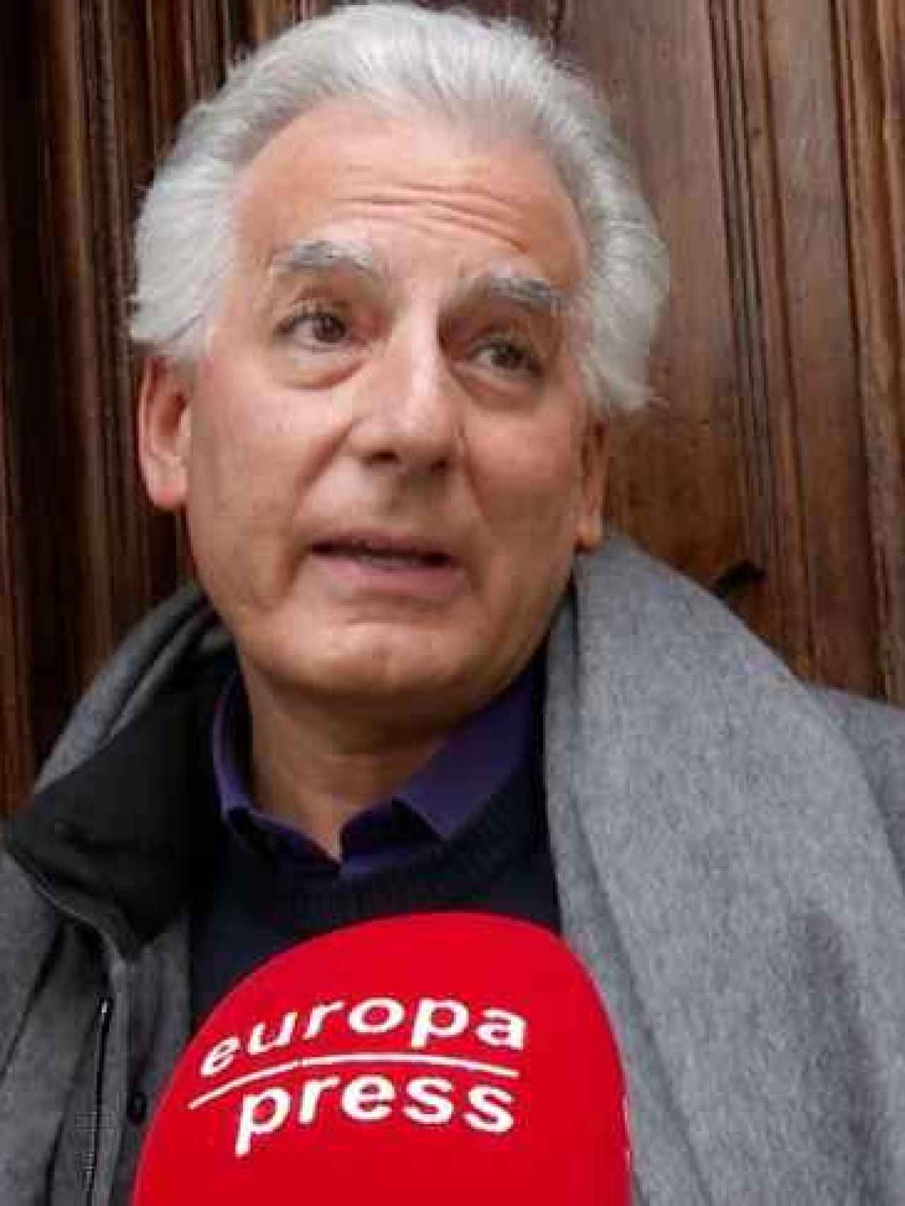 Álvaro Vargas Llosa atendiendo a los medios de comunicación en Madrid.