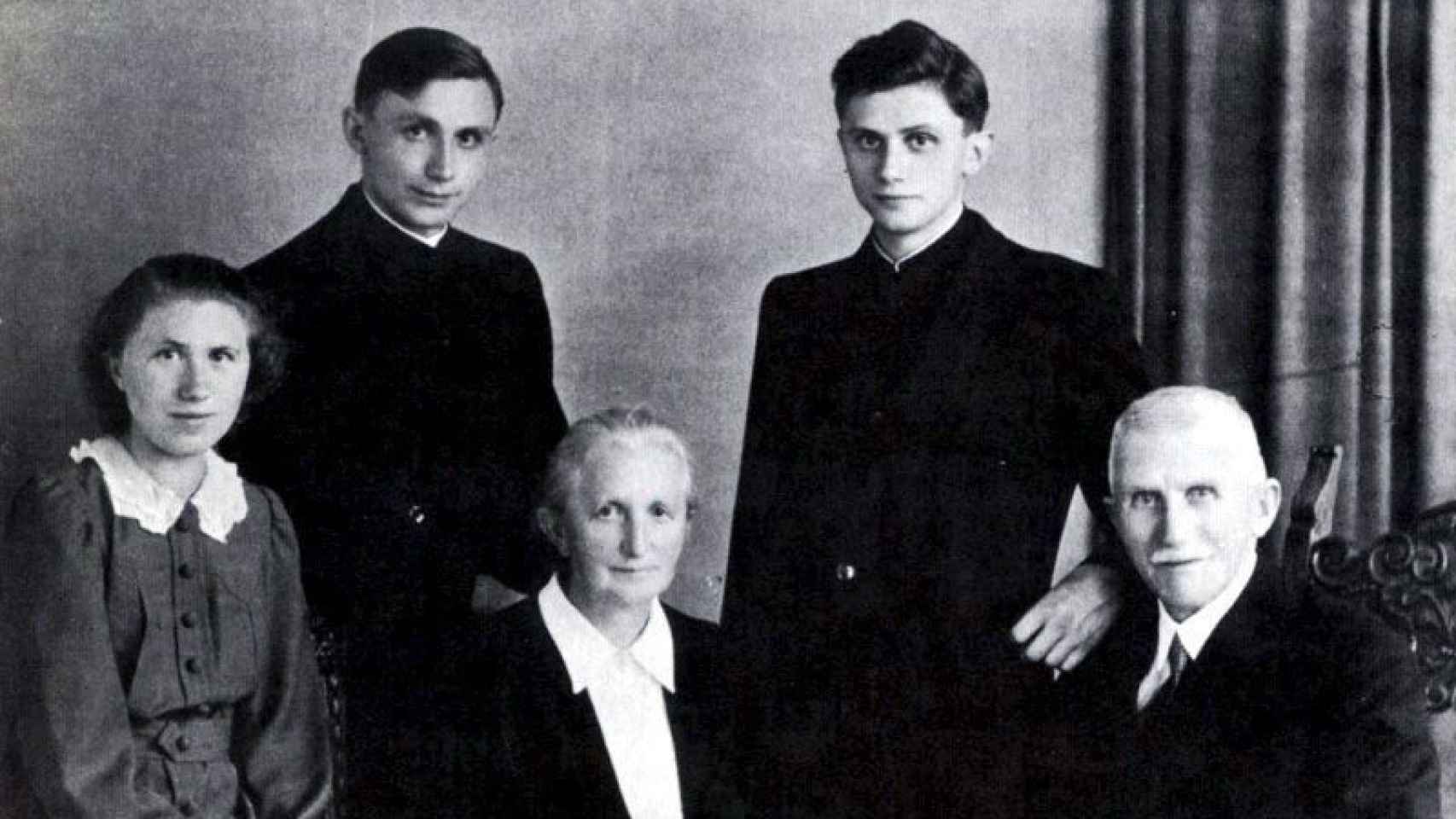 Foto sin fechar de la famlia Ratzinger: el padre, Joseph, y la madre, María, junto a sus hijos Maria, Georg y Joseph (de izquierda a derecha)