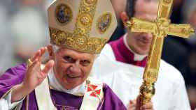 Benedicto XVI dirigiendo la misa en memoria del papa Juan Pablo II el 29 de marzo de 2010.