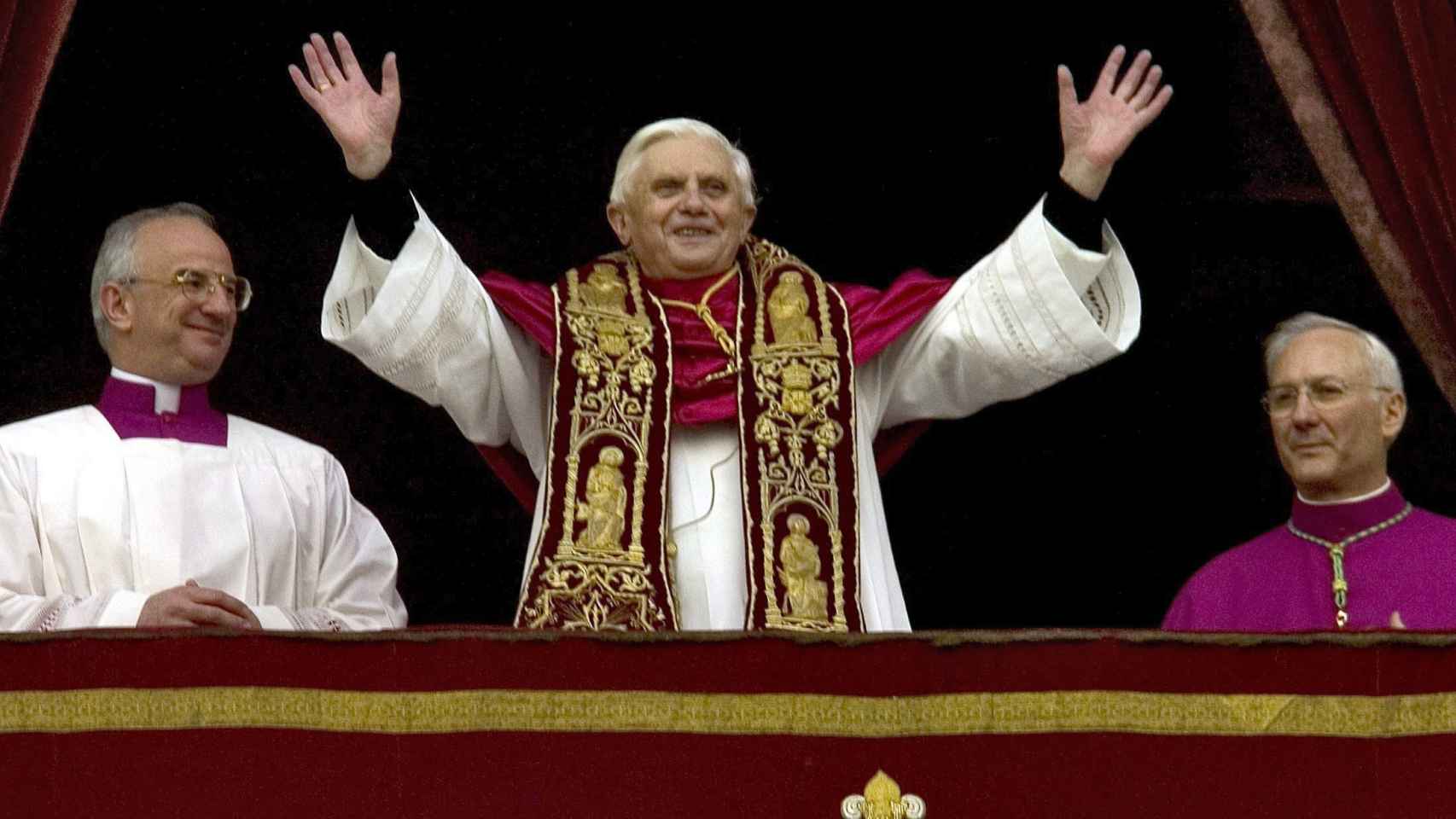 El papa Benedicto XVI (C) saluda a los peregrinos tras ser elegido Sumo Pontífice el 19 de abril de 2005.