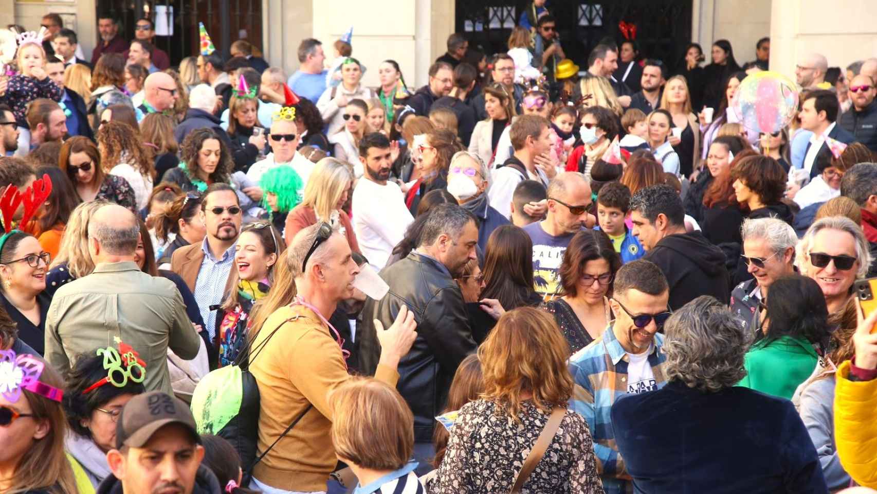 La plaza del Ayuntamiento de Alicante estaba abarrotada de familias celebrando la despedida del 2022.