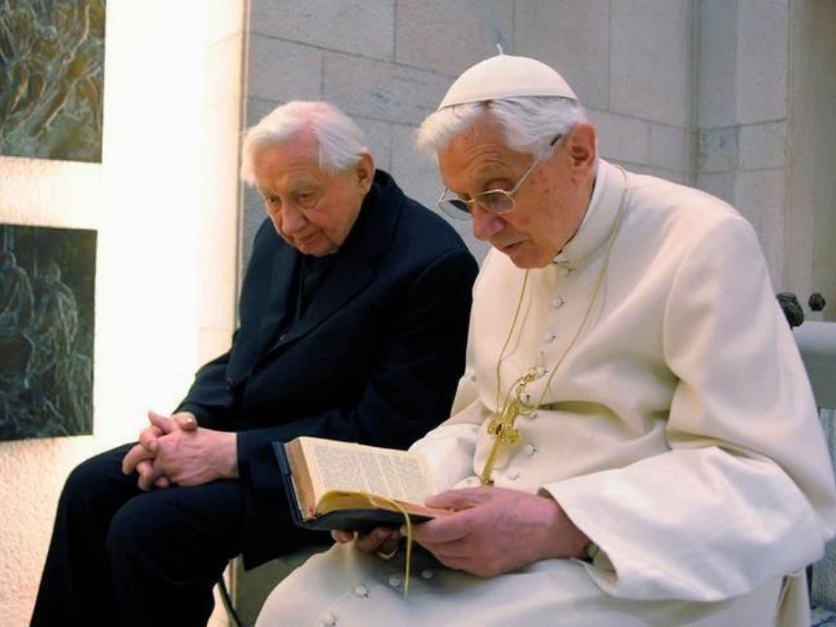 Benedicto XVI, junto a su hermano.