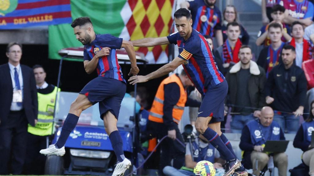 Jordi Alba, junto a Busquets.