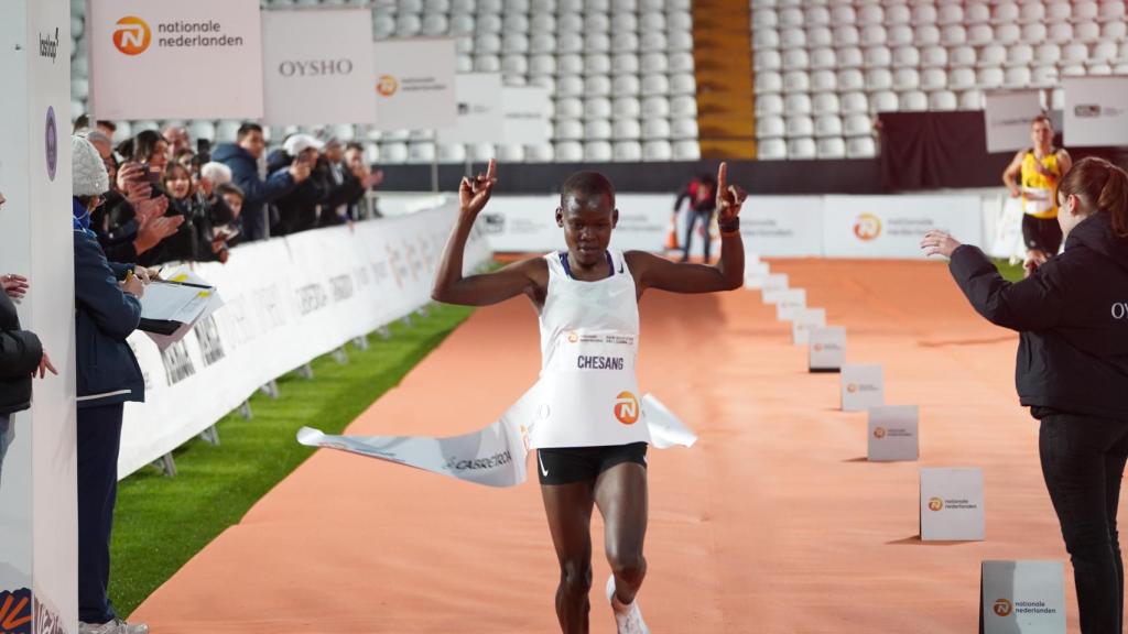 Prisca Chesang celebra su triunfo en la San Silvestre Vallecana.