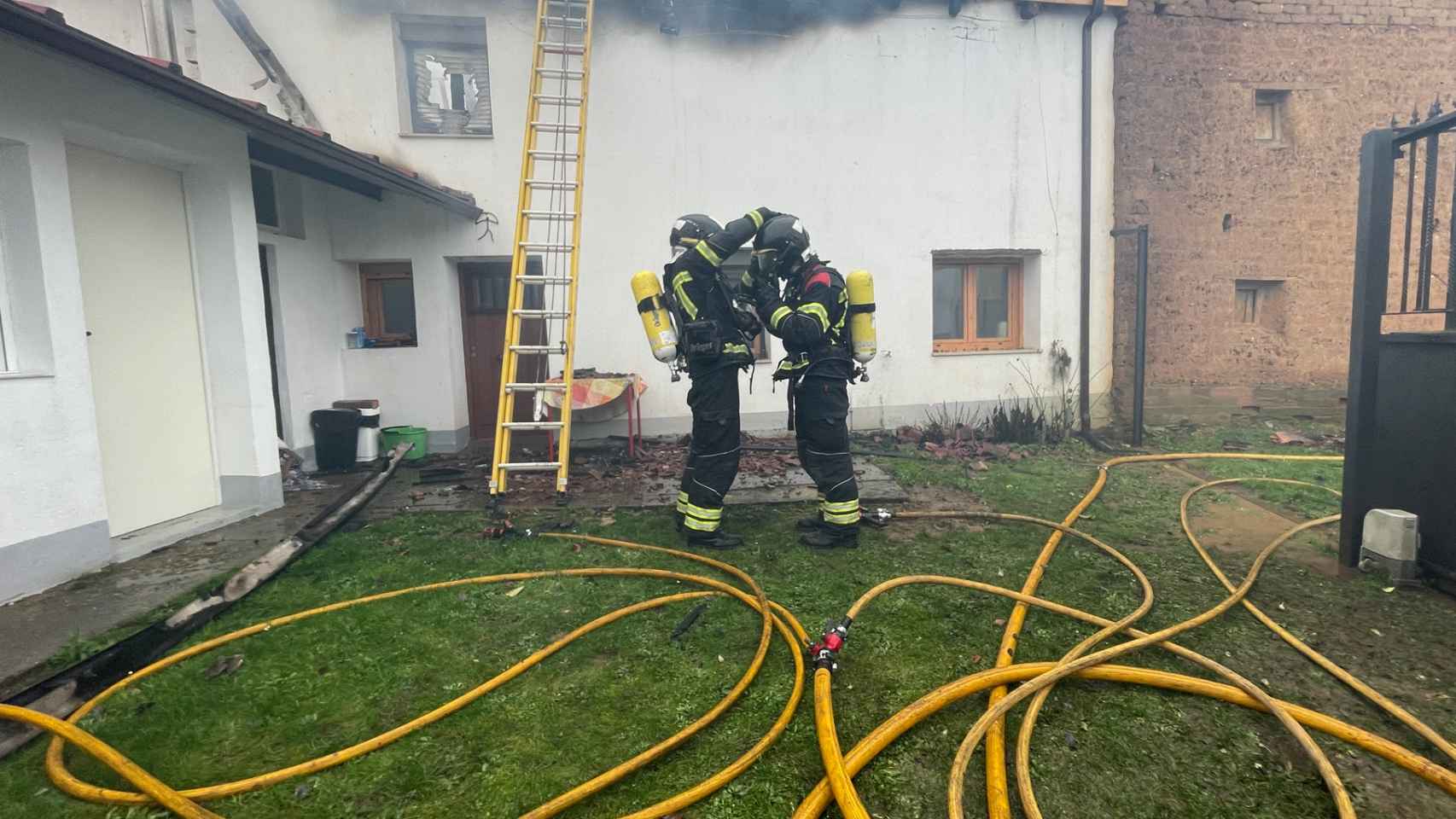 Los bomberos sofocan el incendio