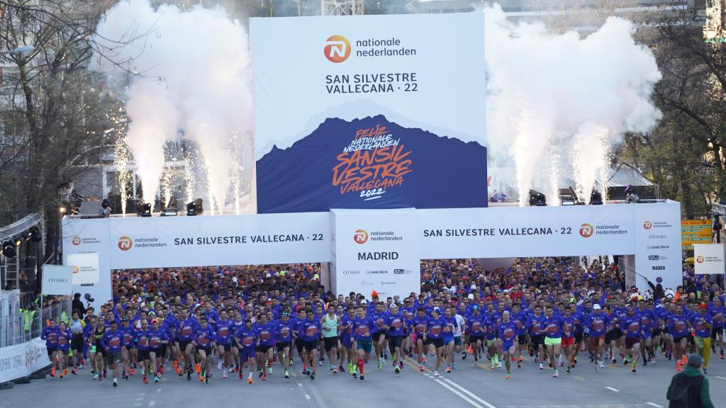 El momento en el que se da la salida a la prueba popular de la San Silvestre Vallecana.