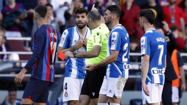 Mateu Lahoz después de mostrar la roja directa a Leandro Cabrera, que luego se la quitó