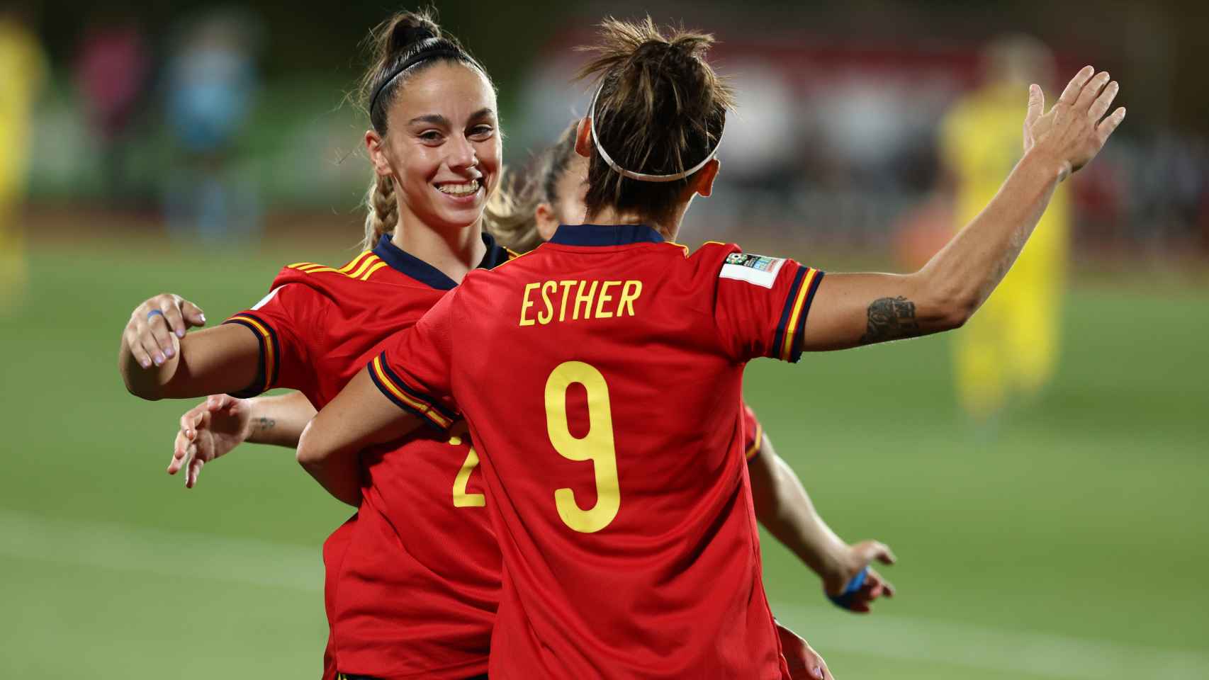 Esther González y Athenea del Castillo, celebrando un gol con la selección española de fútbol femenino