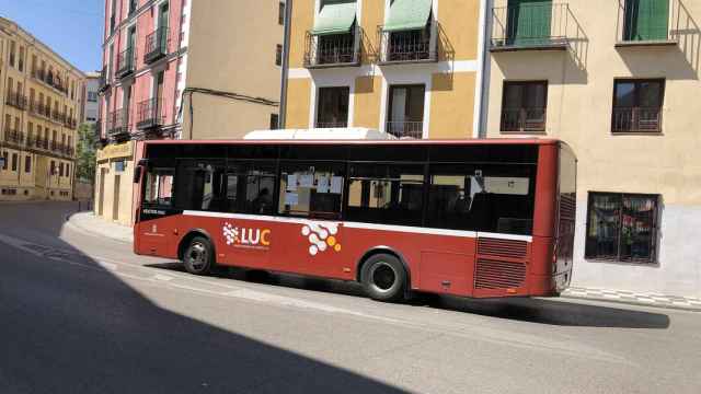 Un autobús urbano circulando por las calles de Cuenca.