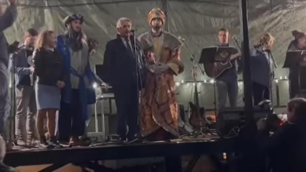 Miguel Ángel Revilla, junto al cartero de los Reyes Magos en Molledo, Cantabria.