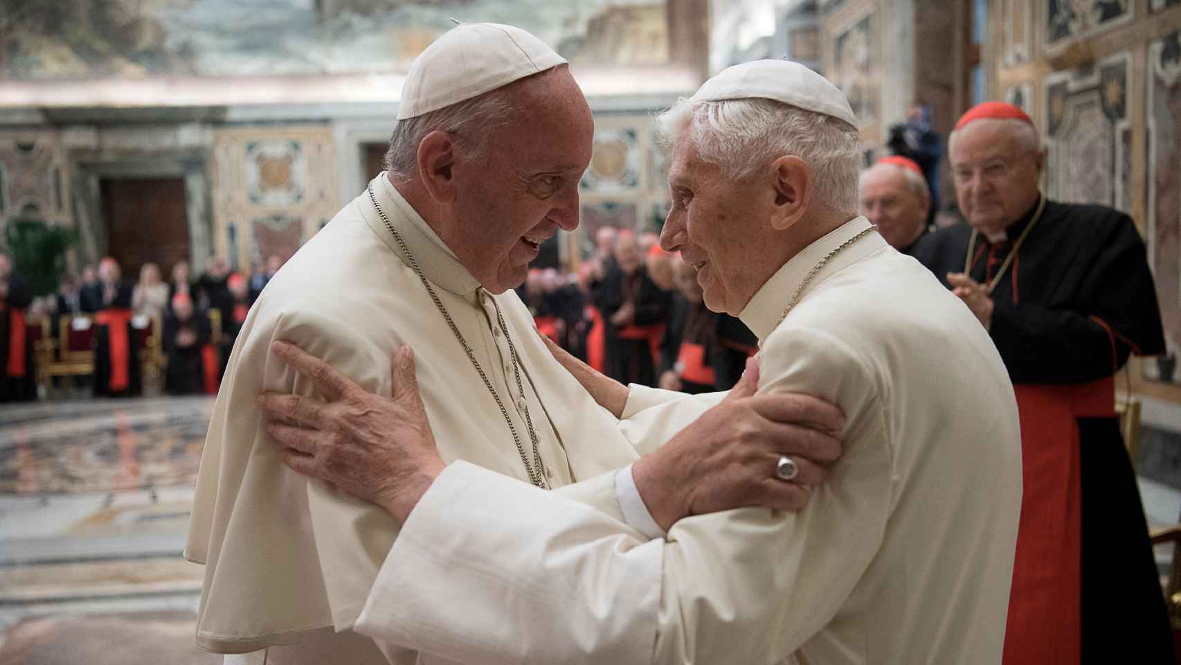 El papa Francisco en un encuentro con su predecesor, el papa Benedicto XVI, en 2016.