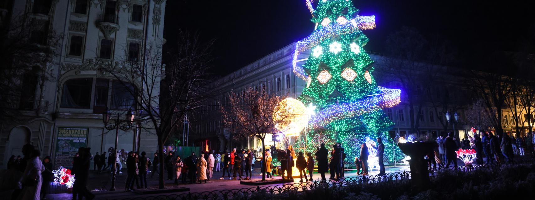 Un árbol de Navidad iluminado por un generador en Odesa.