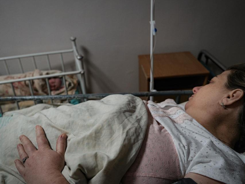 Oksana Fedorova y su recién nacido en la sala de recuperación del Centro Prenatal de Jersón.