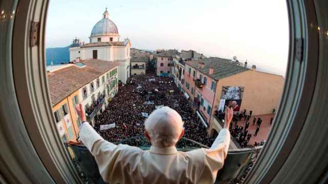 Benedicto XVI saluda por última vez como papa a los fieles desde el balcón de su residencia de verano en Castel Gandolfo.