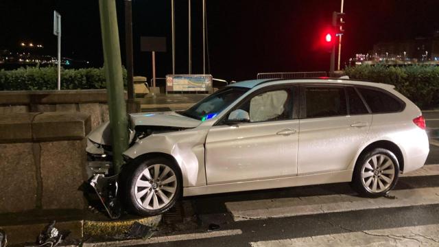 Imagen del coche estrellado en el paseo marítimo de A Coruña