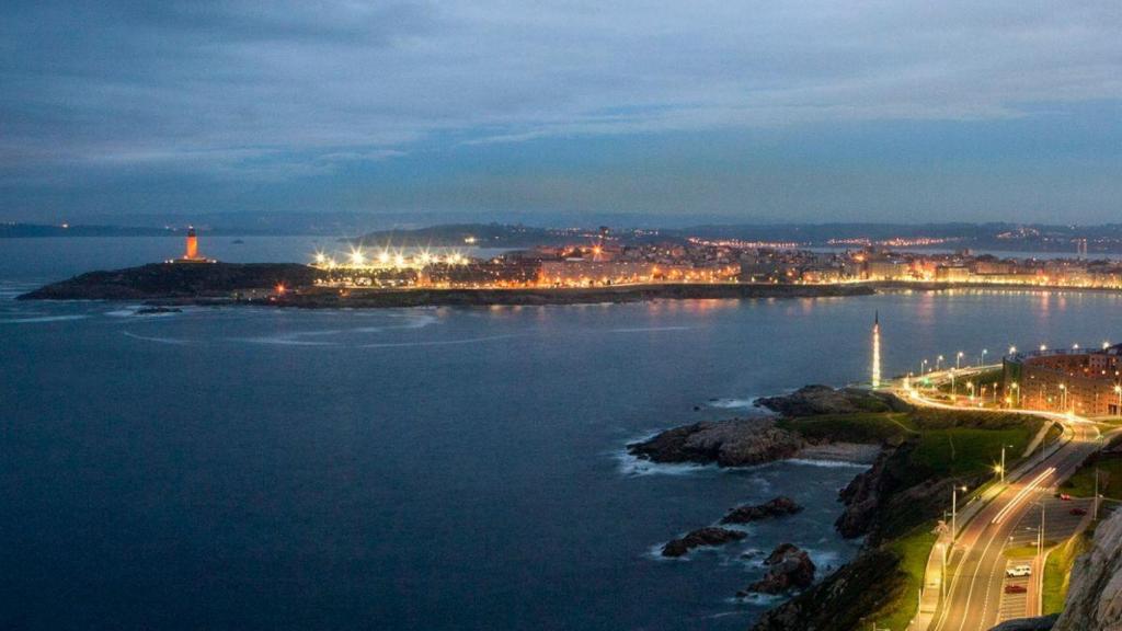 El Obelisco Millenium iluminado en la noche de A Coruña, hace unos años
