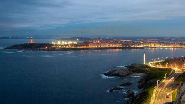 El Obelisco Millenium iluminado en la noche de A Coruña, hace unos años