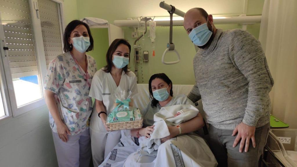 Romeo con sus padres Alba y Sergio en el Hospital General de Castelló.