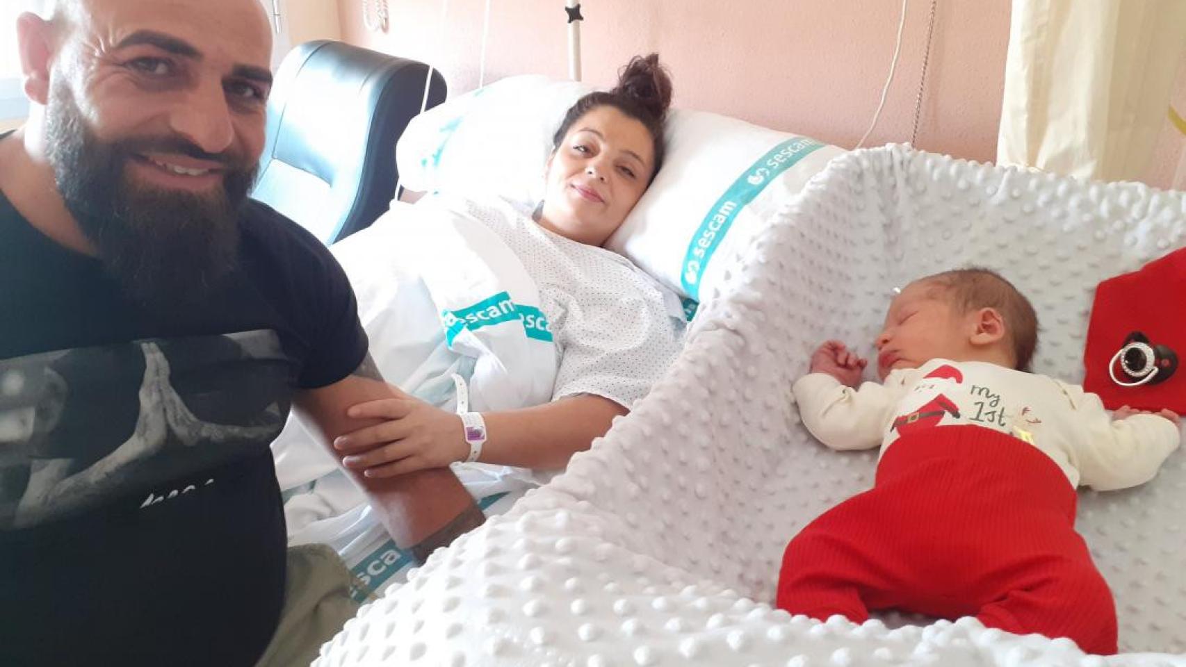 El pequeño Antón junto a sus padres.