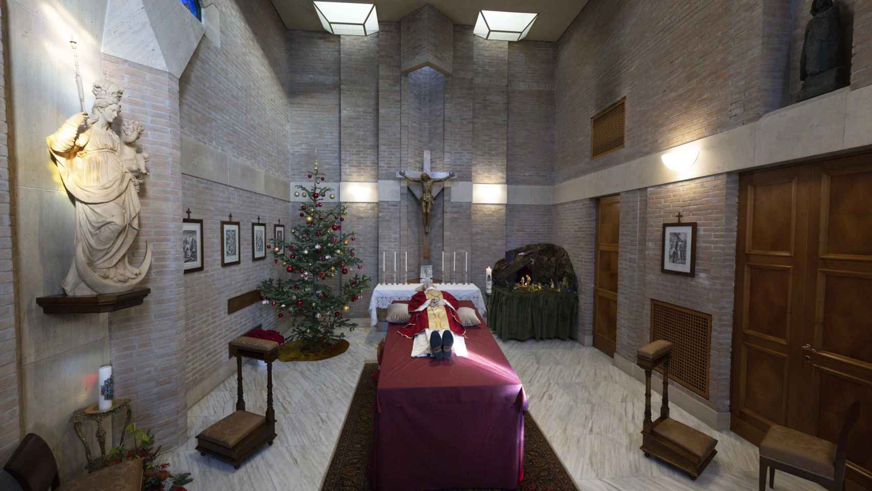 El cuerpo del Papa emérito Benedicto XVI descansa en la capilla del monasterio Mater Ecclesiae