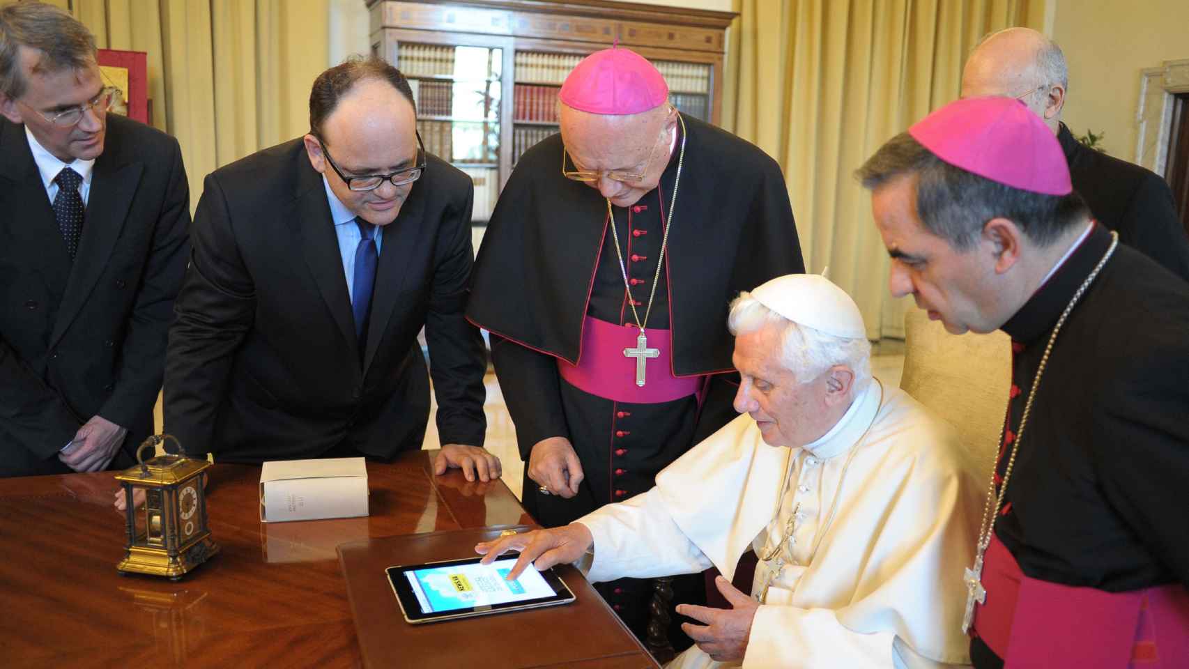Gustavo Entrala (2i) y el papa Benedicto XVI durante uno de sus múltiples encuentros