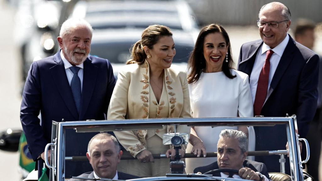 Lula da Silva acompañado por su esposa, Rosângela Janja da Silva, su vicepresidente Geraldo Alkmin, y su esposa, Maria Lúcia Ribeiro.