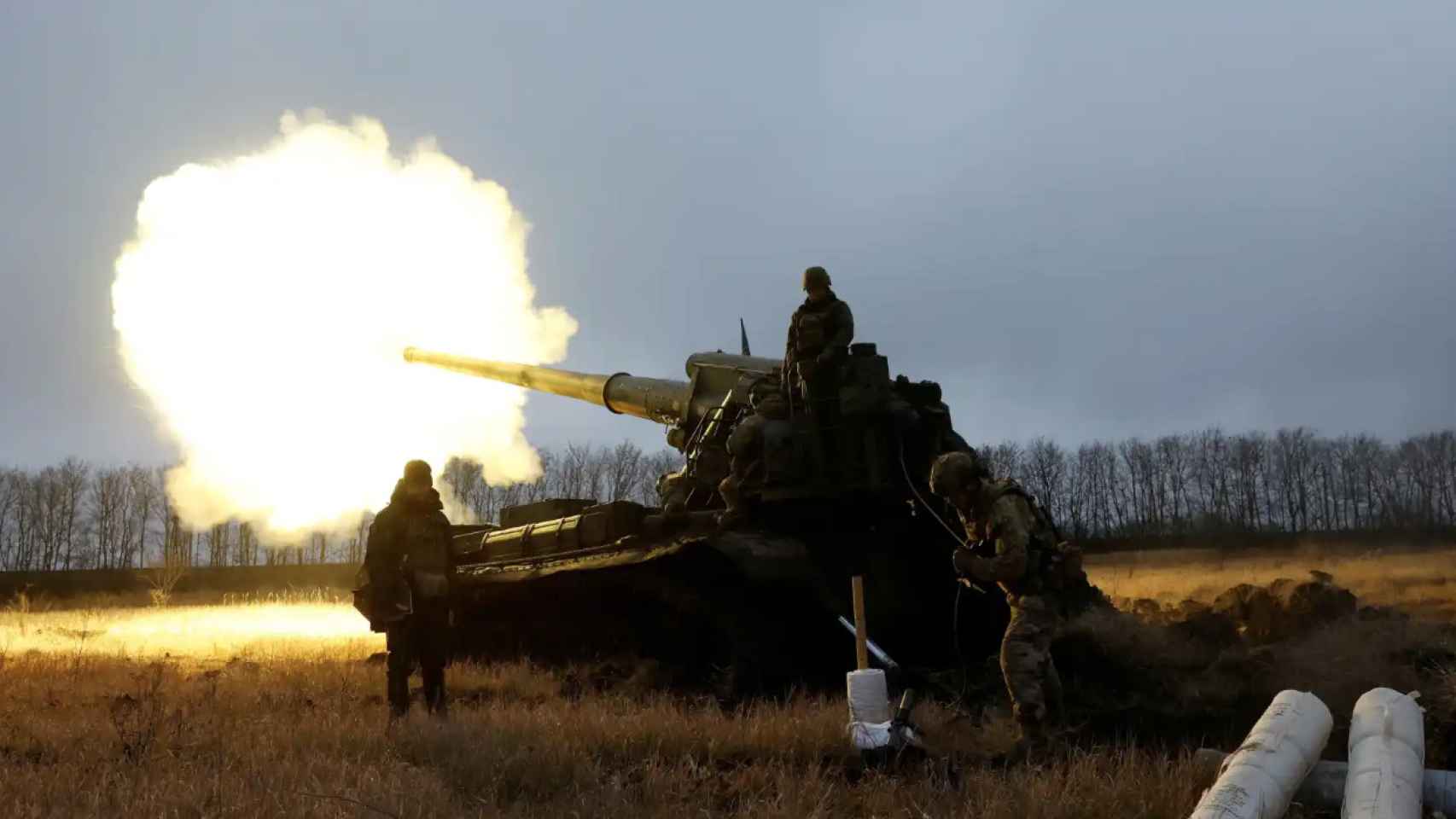Los soldados ucranianos con la 43.ª Brigada de Artillería Pesada disparan un proyectil desde un cañón autopropulsado 2S7 Pion, mientras continúa el ataque de Rusia contra Ucrania. Reuters
