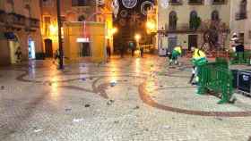 La Plaza de Baix de Elche, tras las campanadas, fue saneada por el servicio de limpieza.