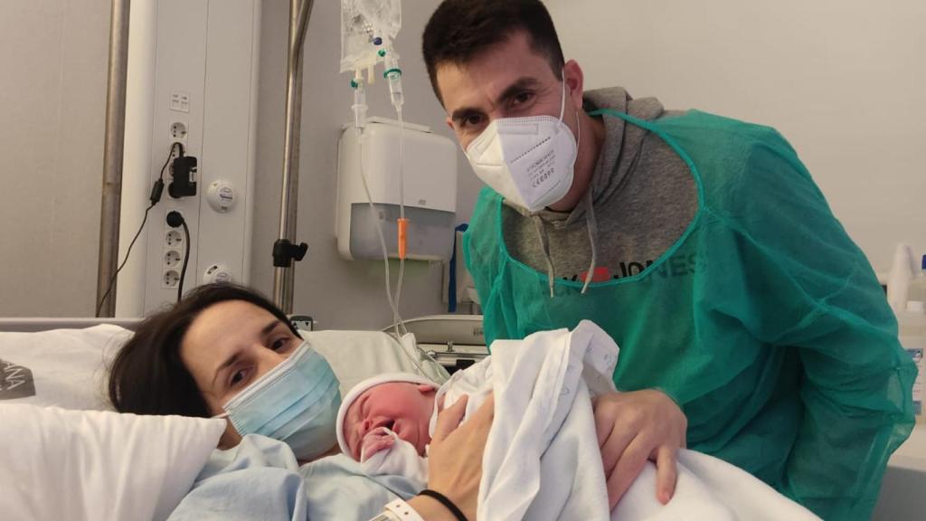 Diego con sus padres Ana García y Diego Gómez.