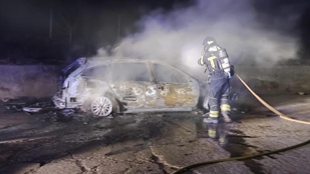 Las bomberos intervienen ante el incendio de un coche en Olivares del Duero