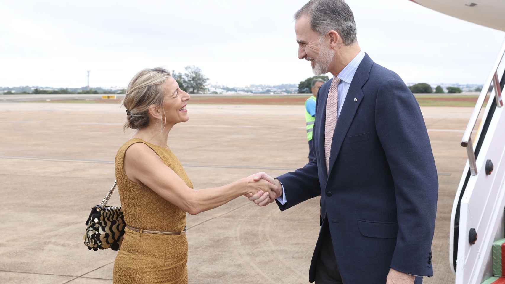 La ministra de Trabajo y vicepresidenta segunda del Gobierno, Yolanda Díaz, saluda al rey Felipe VI tras su llegada a Brasilia, donde ambos participarán en la toma de posesión de Lula da Silva como presidente de Brasil.