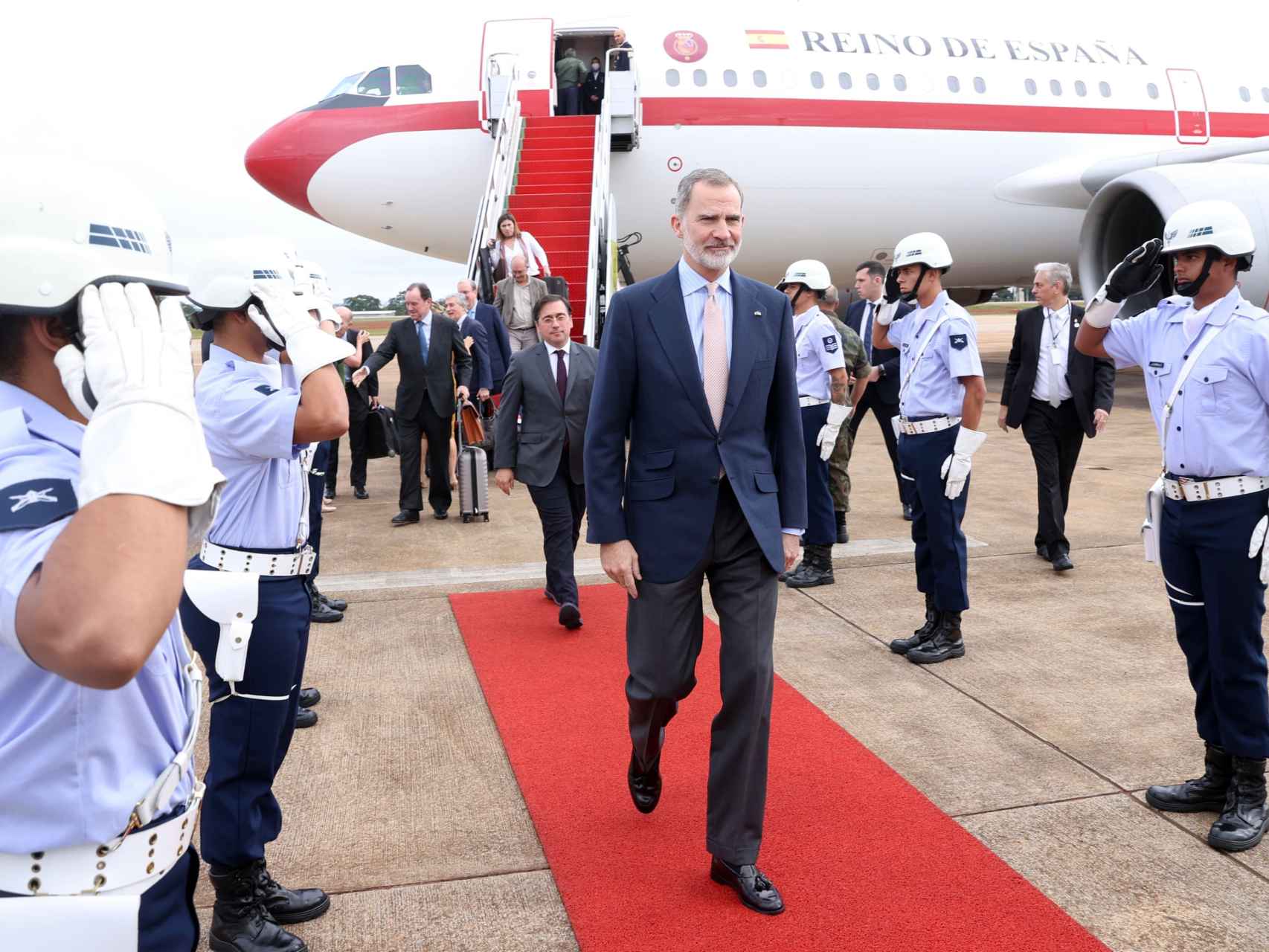 Felipe VI llega a Brasilia para asistir a la toma de posesión de Lula como presidente.