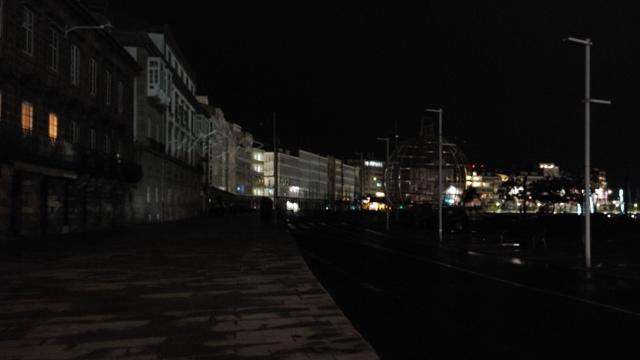 La Marina a oscuras la noche de fin de año de A Coruña