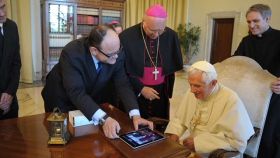 Gustavo Entrala (i) enseñó al papa Benedicto XVI a usar redes sociales como Twitter e Instagra