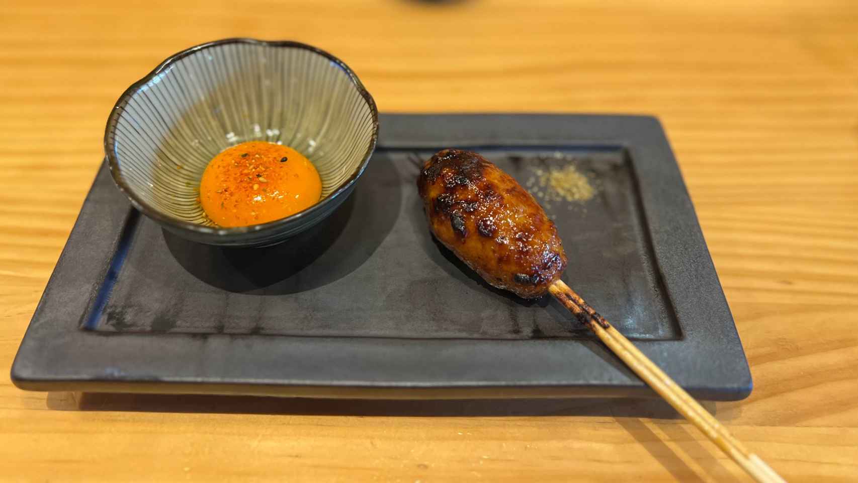 Tsukune, albóndiga de pollo con huevo a baja temperatura
