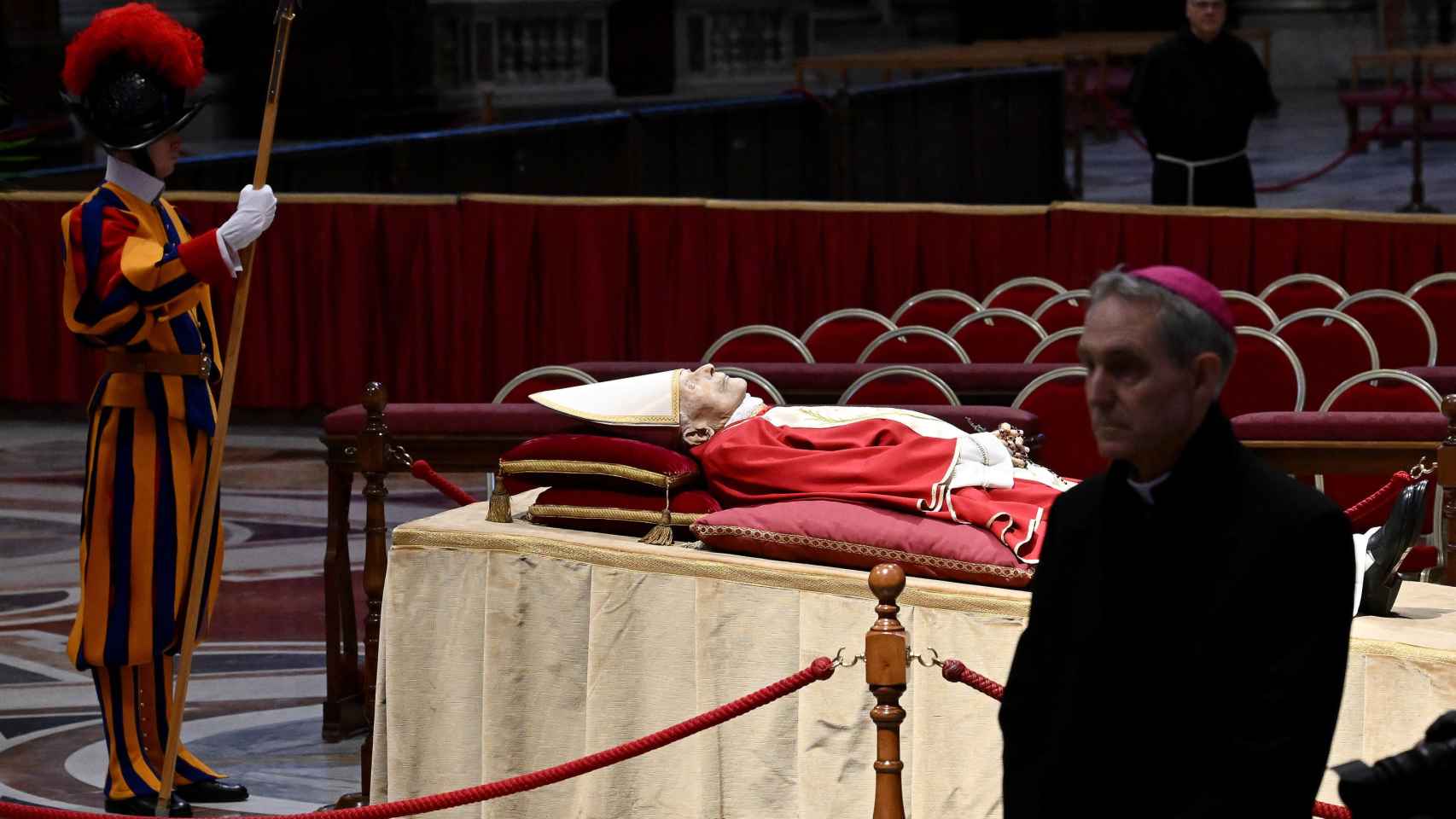 Imagen de Benedicto XVI en la capilla ardiente.