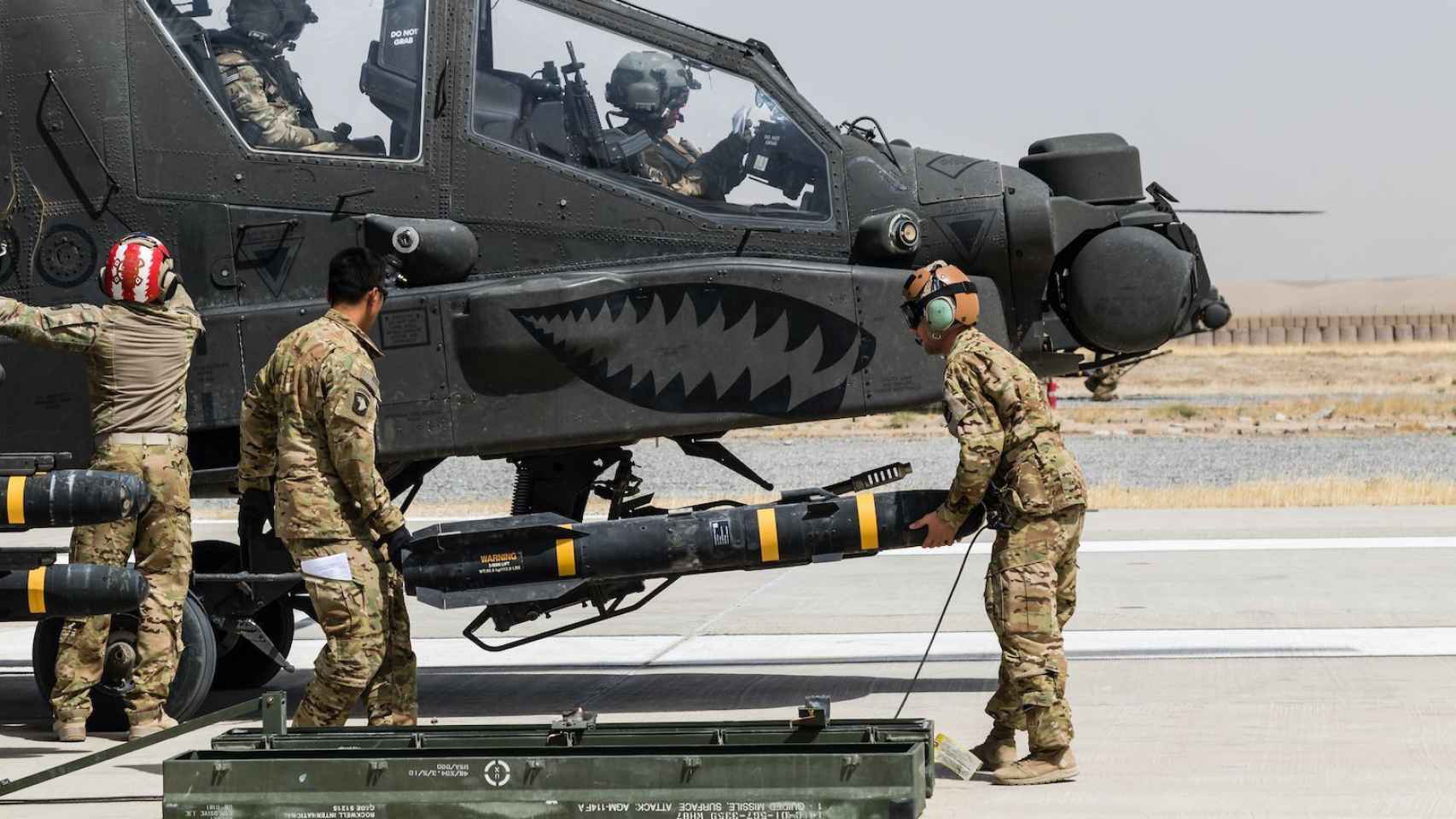 Militares cargando un JAGM en un helicóptero Apache