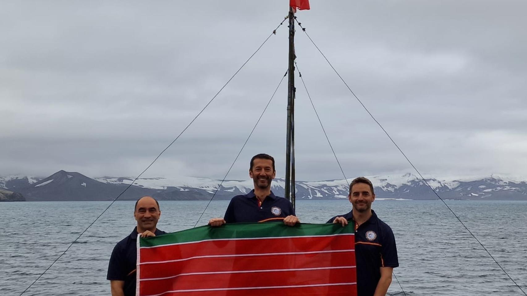 El brigada Anselmo Rivas Rivas, el comandante José Juan Arroyo Luelmo y el jefe de la misión, el comandante José Manuel Fernández Candela