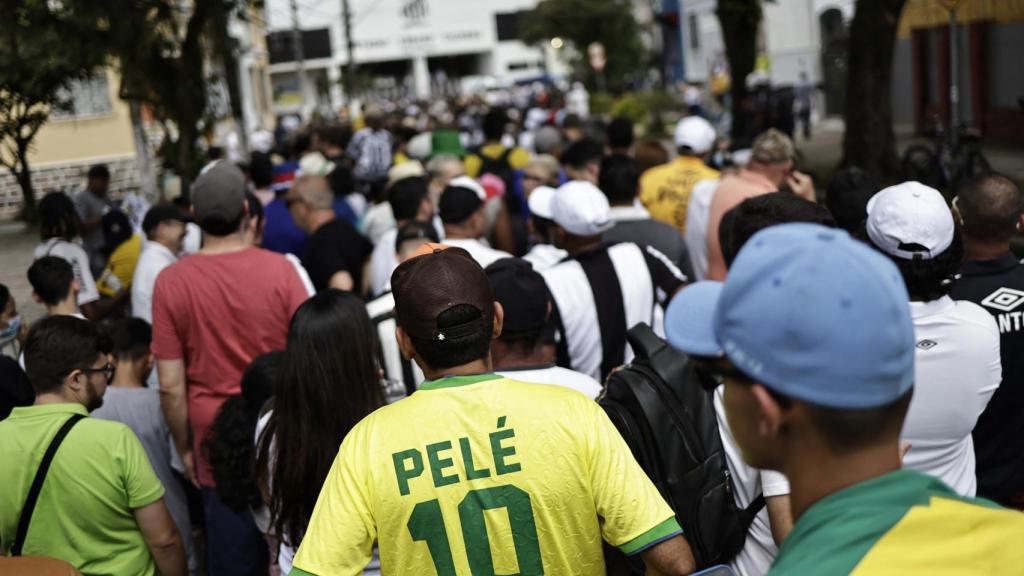 La multitud se agolpa en los alrededores del estadio para despedir a Pelé.