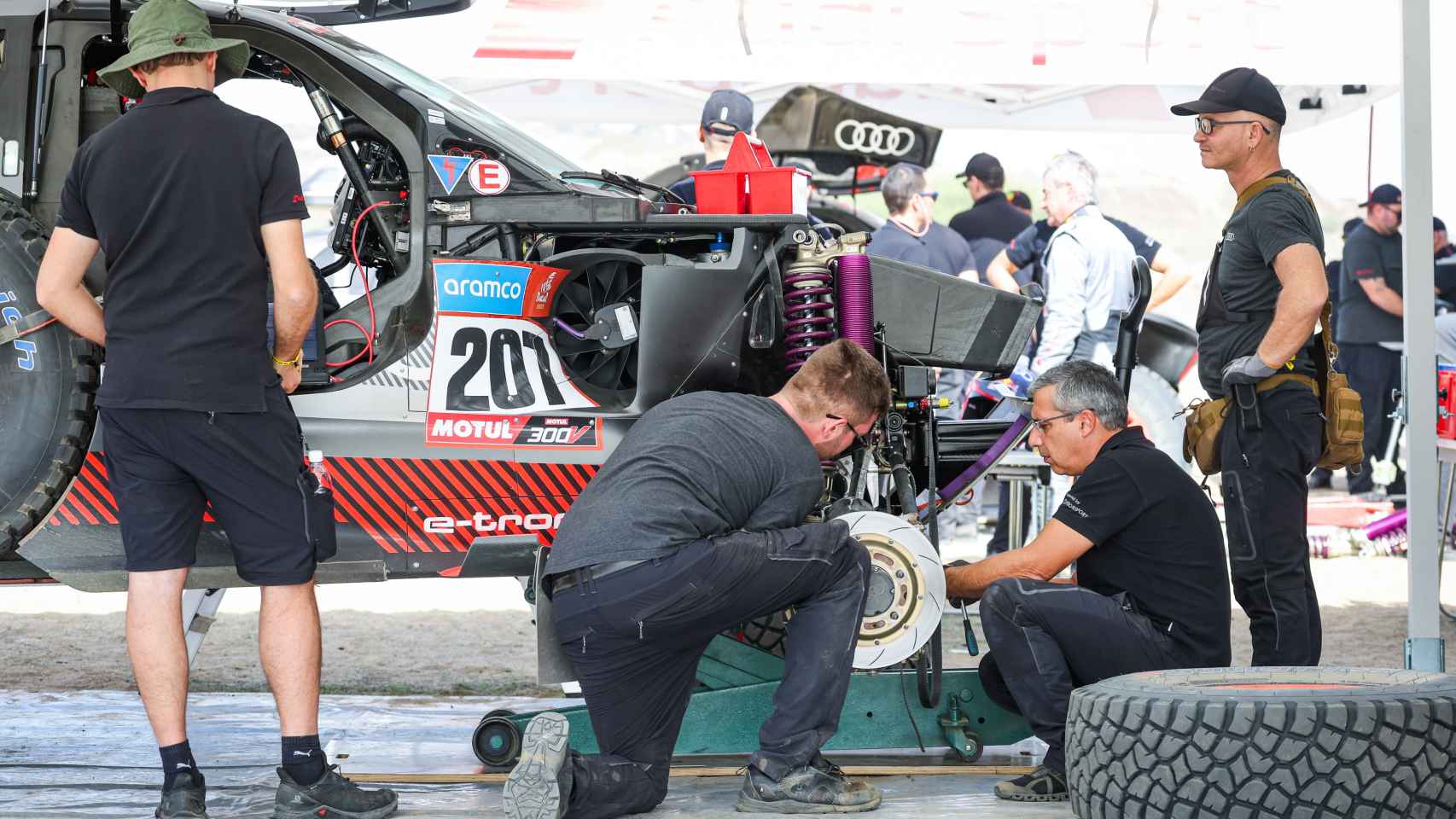 Operarios de Audi trabaja en el Audi RS Q e-tron E2 de Carlos Sainz para el Rally Dakar 2023